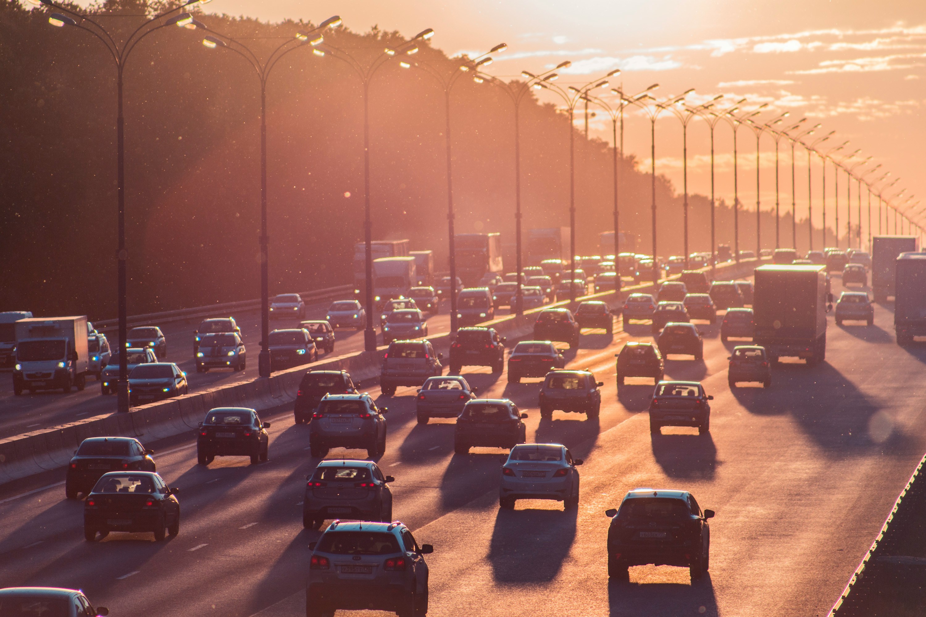 Bild einer stark befahrenen Autobahn in oranges Licht getaucht.